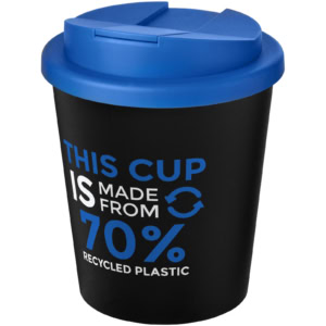 Schwarzer Isolierbecher mit blauer Deckel und Recycling-Logo.