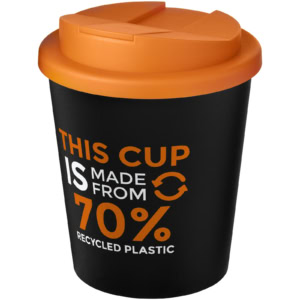 Schwarzer Trinkbecher mit orangefarbenem Deckel und Recycling-Logo.