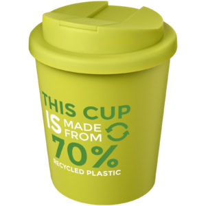 Grüner Isolierbecher aus recyceltem Plastik mit Logo-Design.
