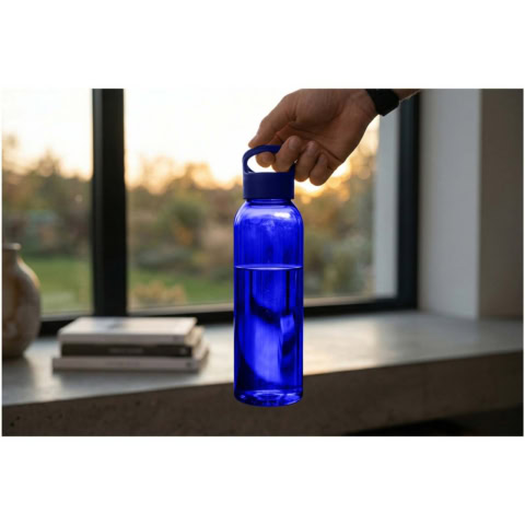 Blaue Tritan™ Sportflasche mit Griff, im Sonnenlicht gehalten.