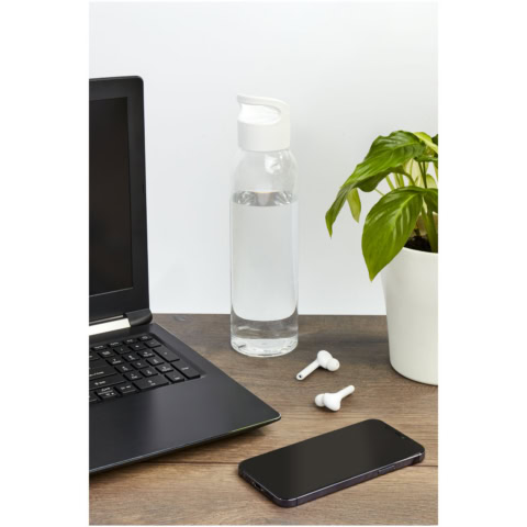 Transparente Sportflasche mit weißem Deckel auf Schreibtisch.