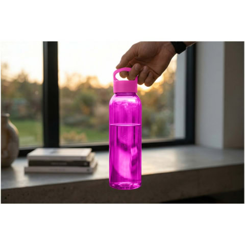 Magenta Trinkflasche aus Tritan mit Griff, Nahaufnahme.