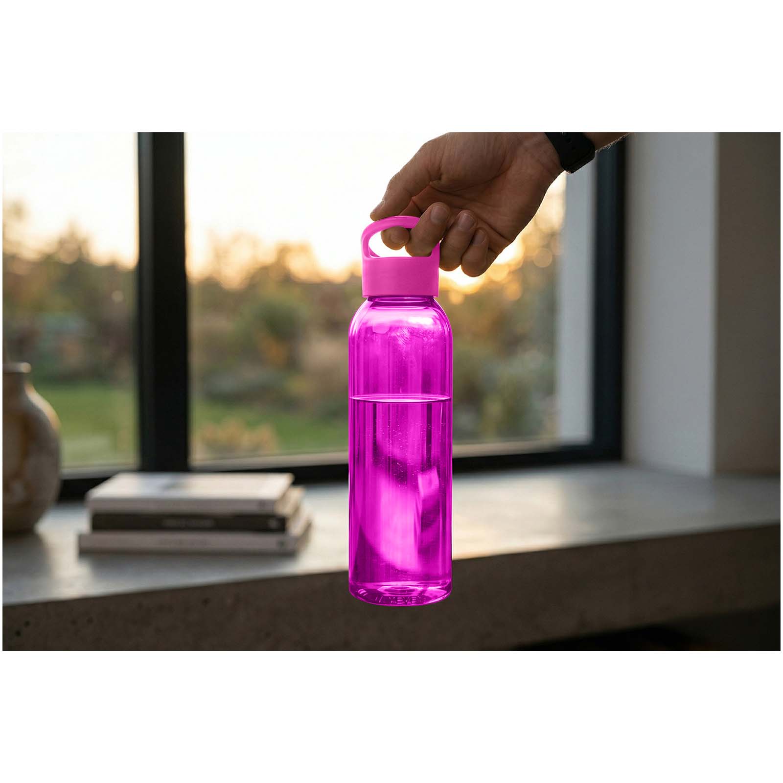 Magenta Trinkflasche aus Tritan mit Griff, Nahaufnahme.