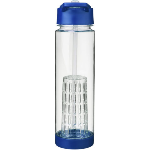 Transparente Sportflasche mit blauer Deckel und Infuser für Früchte.