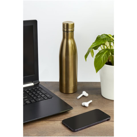Kupfer-Vakuum Isolierflasche auf Schreibtisch mit Laptop und Pflanze.