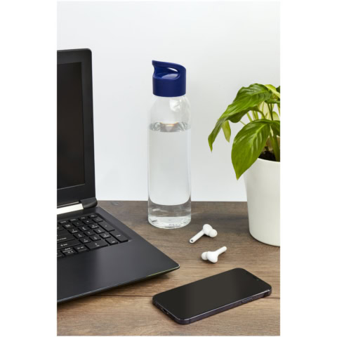 Trinkflasche aus Tritan™ mit rotem Deckel auf Schreibtisch.