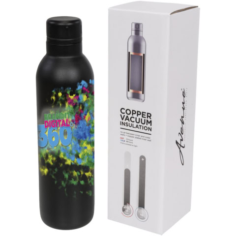Schwarze Trinkflasche mit buntem Druck und Kupfer-Vakuum Isolierflasche in Verpackung.