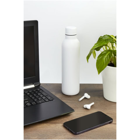Weiße Kupfer-Vakuumflasche auf Schreibtisch mit Laptop und Pflanze.