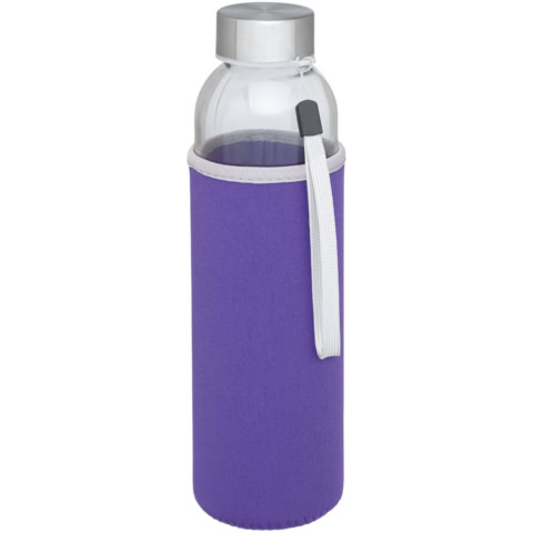 Lila Glas-Sportflasche mit Silikohülle und Schraubverschluss.