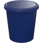 Blauer Trinkbecher mit Deckel, ideal für unterwegs, aus Kunststoff gefertigt.