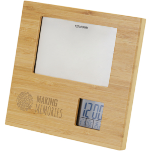 Bild von Logo-Trinkflaschen Holzrahmen mit Uhr und Display.