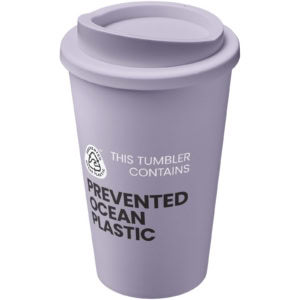 Lila Isolierbecher mit Umweltbotschaft gegen Plastikmüll.