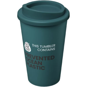 Umweltfreundlicher Trinkbecher aus recyceltem Ozeanplastik.